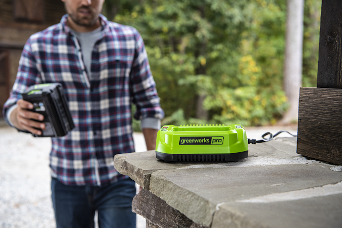 Зарядное устройство Greenworks 60V G60UC 2А