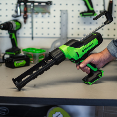 Пистолет для герметиков аккумуляторный Greenworks G24CAU 24V, 310 мл (1хАКБ 2Ач и ЗУ)