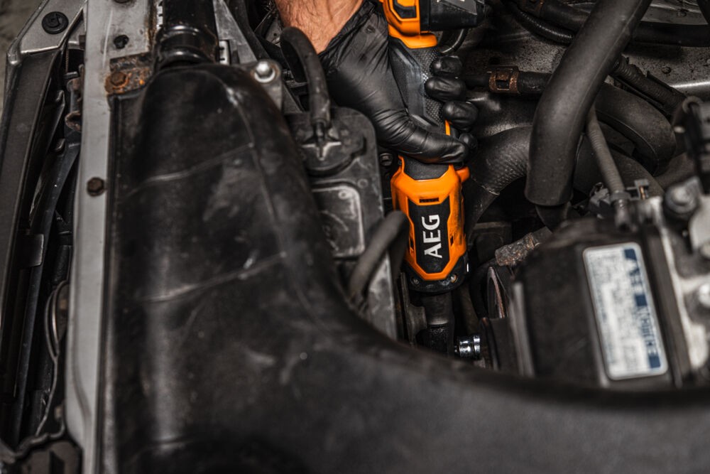 Угловой гаечный ключ аккумуляторный AEG BSS18R12BL-0 (без батареи)