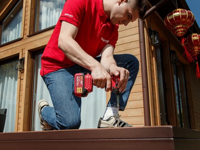 Аккум. ударный гайковерт/винтоверт WORTEX CWR 0218 в чем. XLT 2x2 А*ч, БЕСЩЕТ., 18 В, 220 Н*м