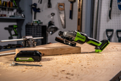 Угловая шлифовальная машина аккумуляторная Greenworks 24V GD24AGK2 (1хАКБ 2 Ач и ЗУ) в сумке