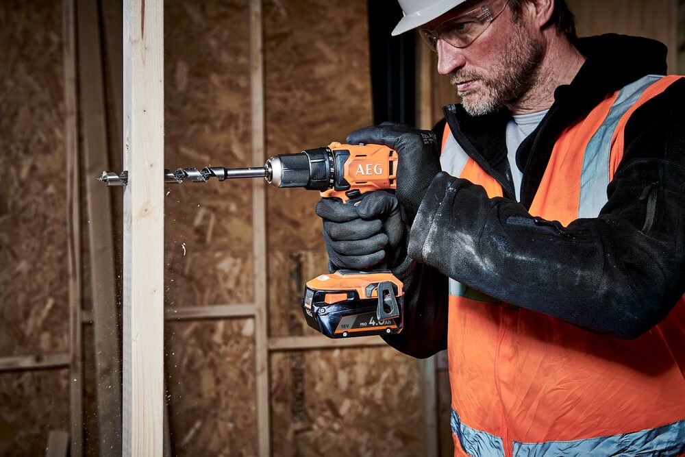 Дрель-шуруповерт аккумуляторная AEG BS18G4-202C