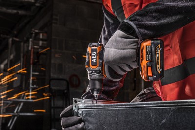 Дрель-шуруповерт аккумуляторная AEG BS18SBL-202C