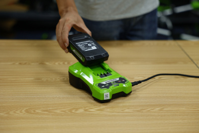 Зарядное устройство Greenworks 24V G24C4 4А