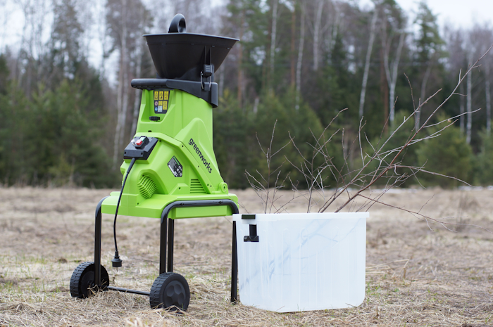 Измельчитель садовый Greenworks GACSB 2500Вт с контейнером